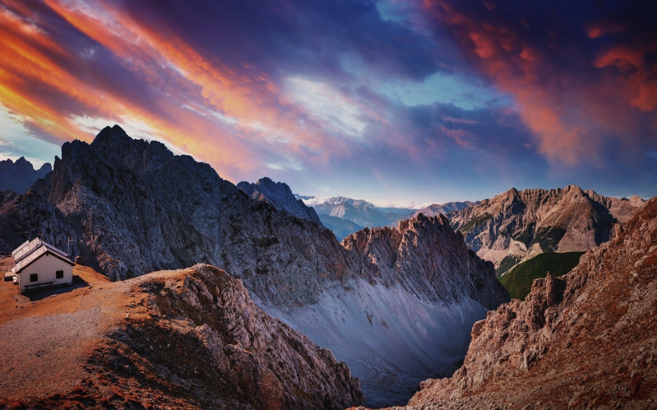 Розовые облака над скалами в Австрии