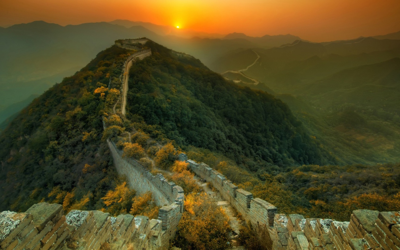 Великая Китайская стена на фоне заката
