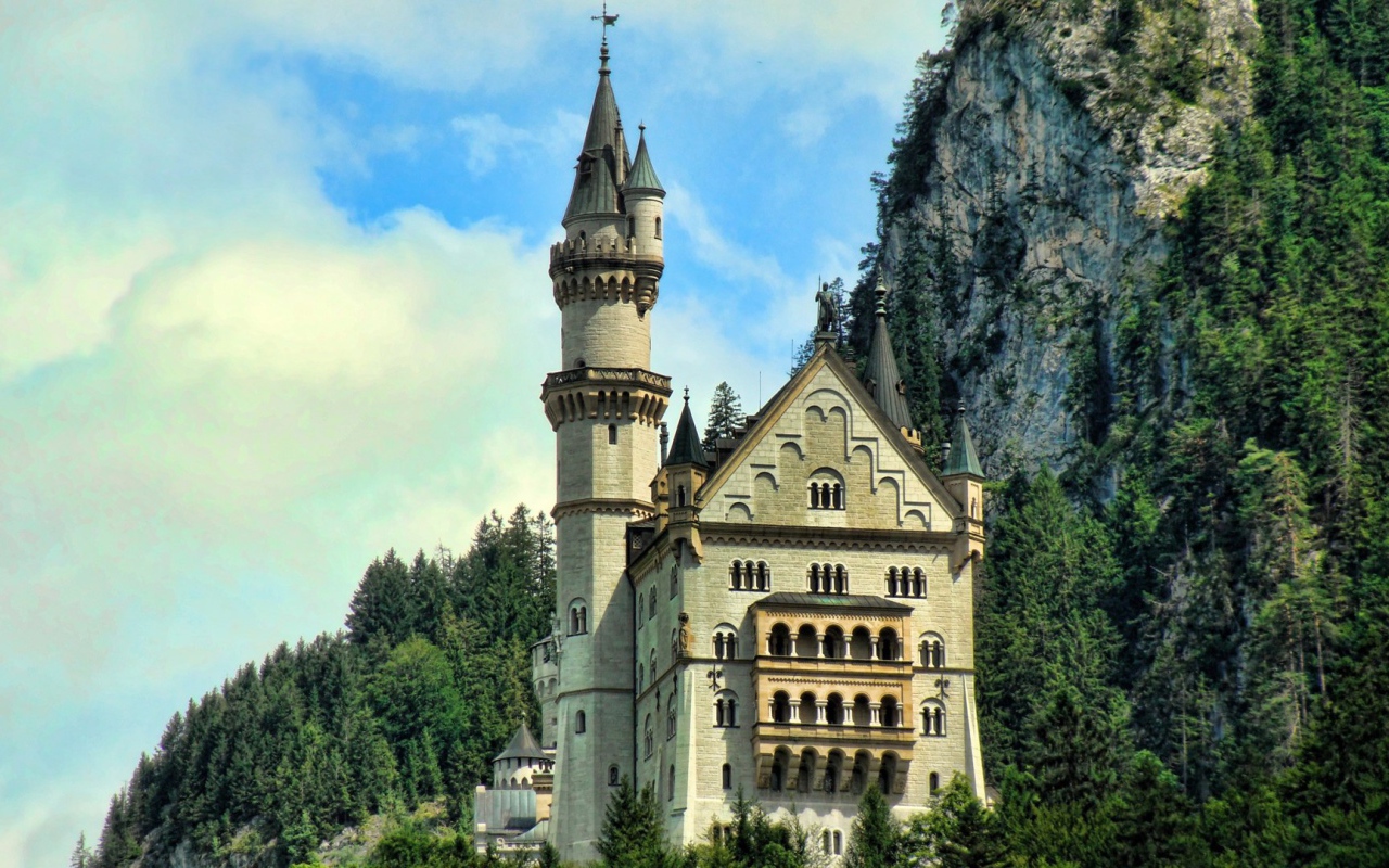 Замок у скалы в Германии