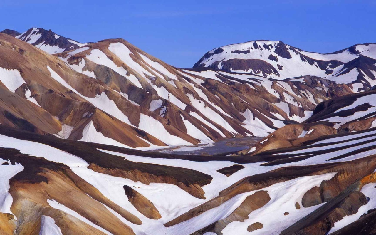 Коричневые горы в снегу в Исландии
