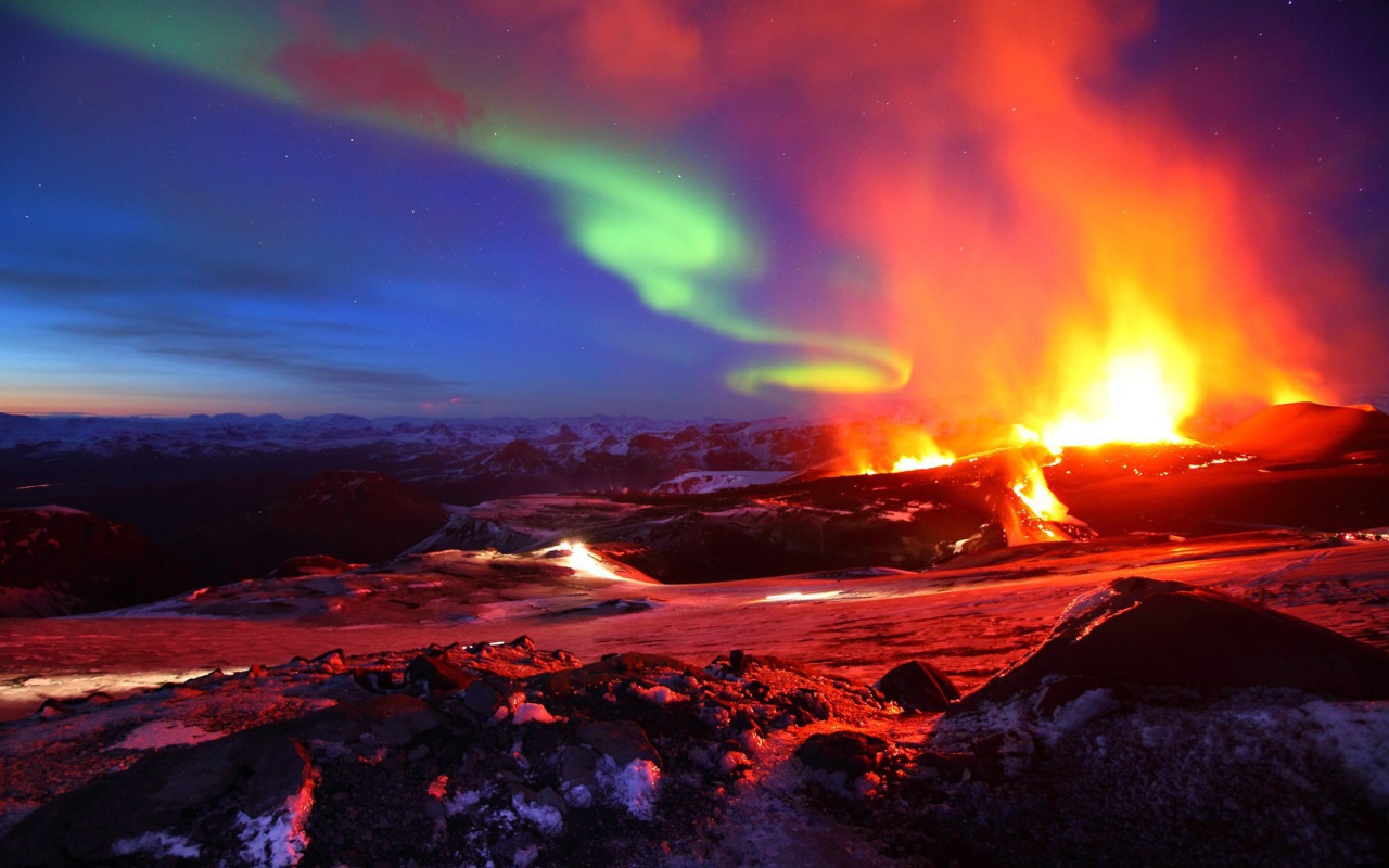 Извержение вулкана и северное сияние на одной фотографии. Исландия