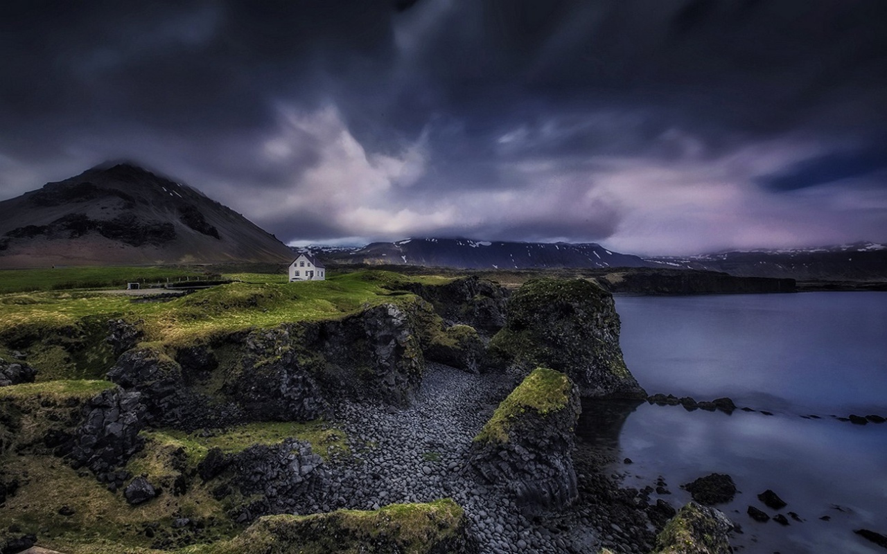 Небольшой дом на обрывистом берегу, Исландия