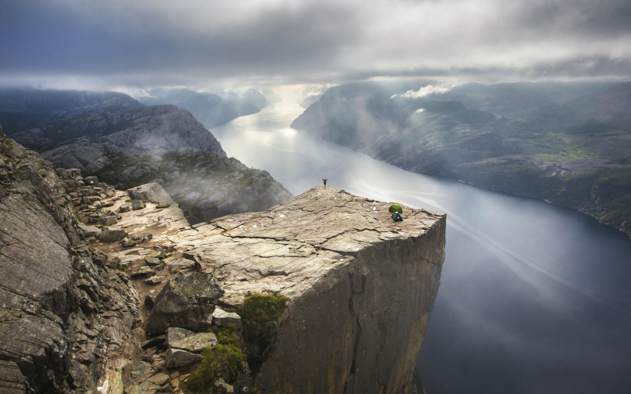 Гигантский утёс Прекестулен в Норвегии