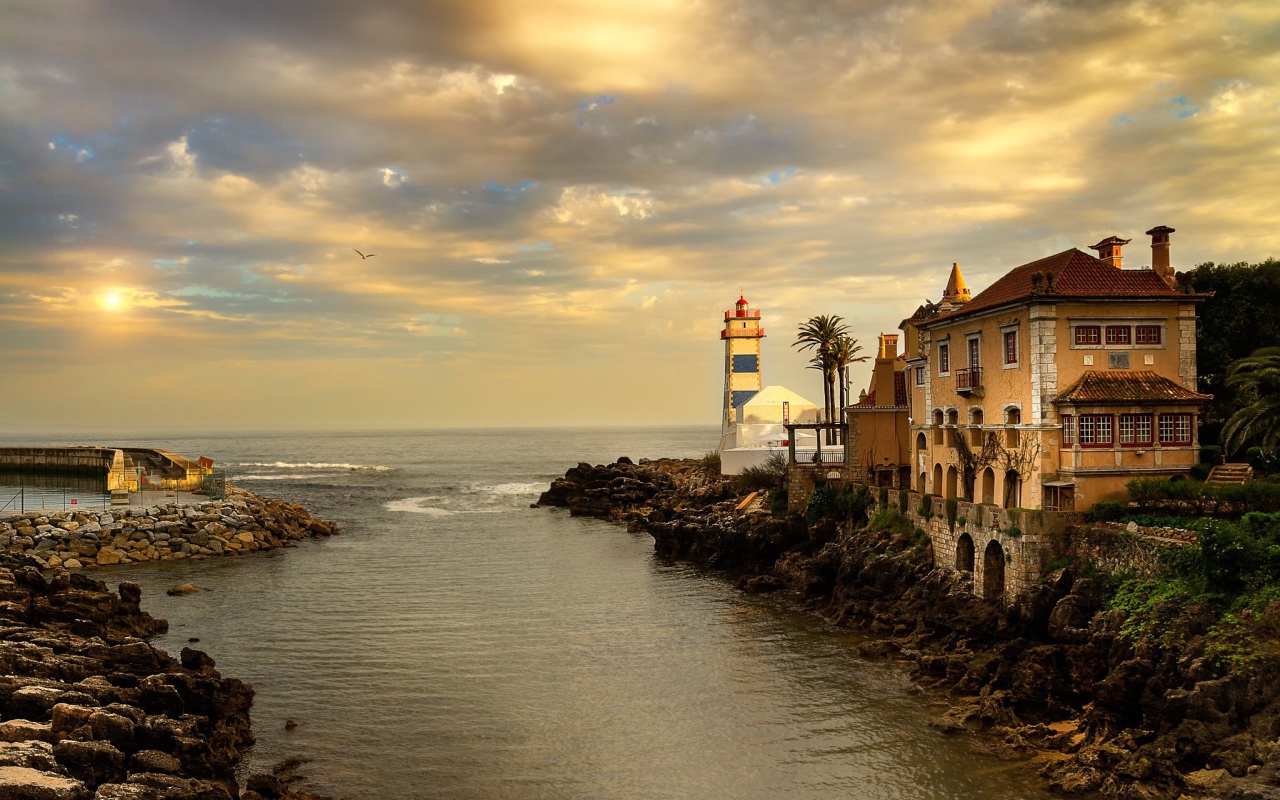 Устье реки у моря в Португалии