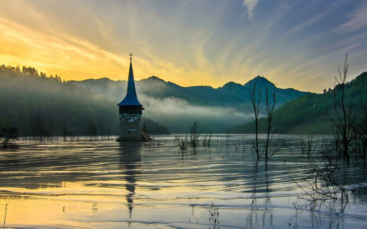 Затопленная церковь на рассвете. Румыния