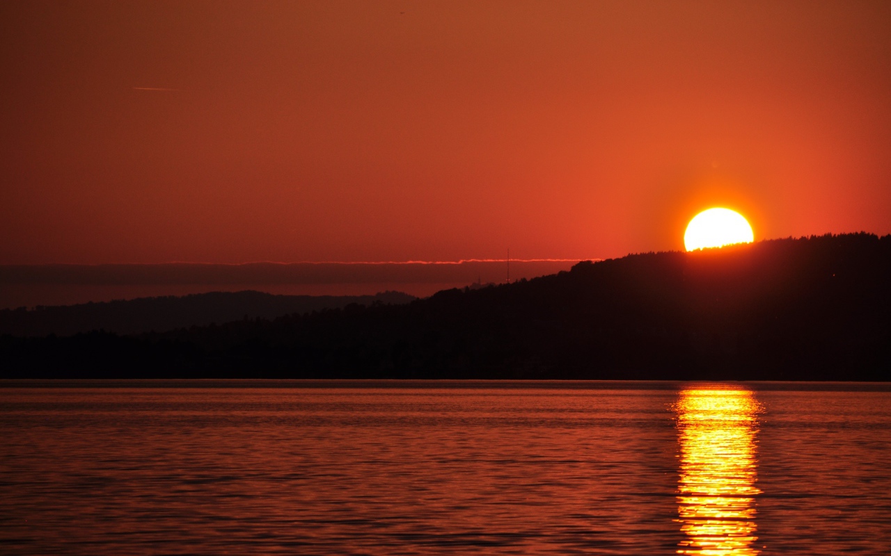 Закат над озером в Швейцарии