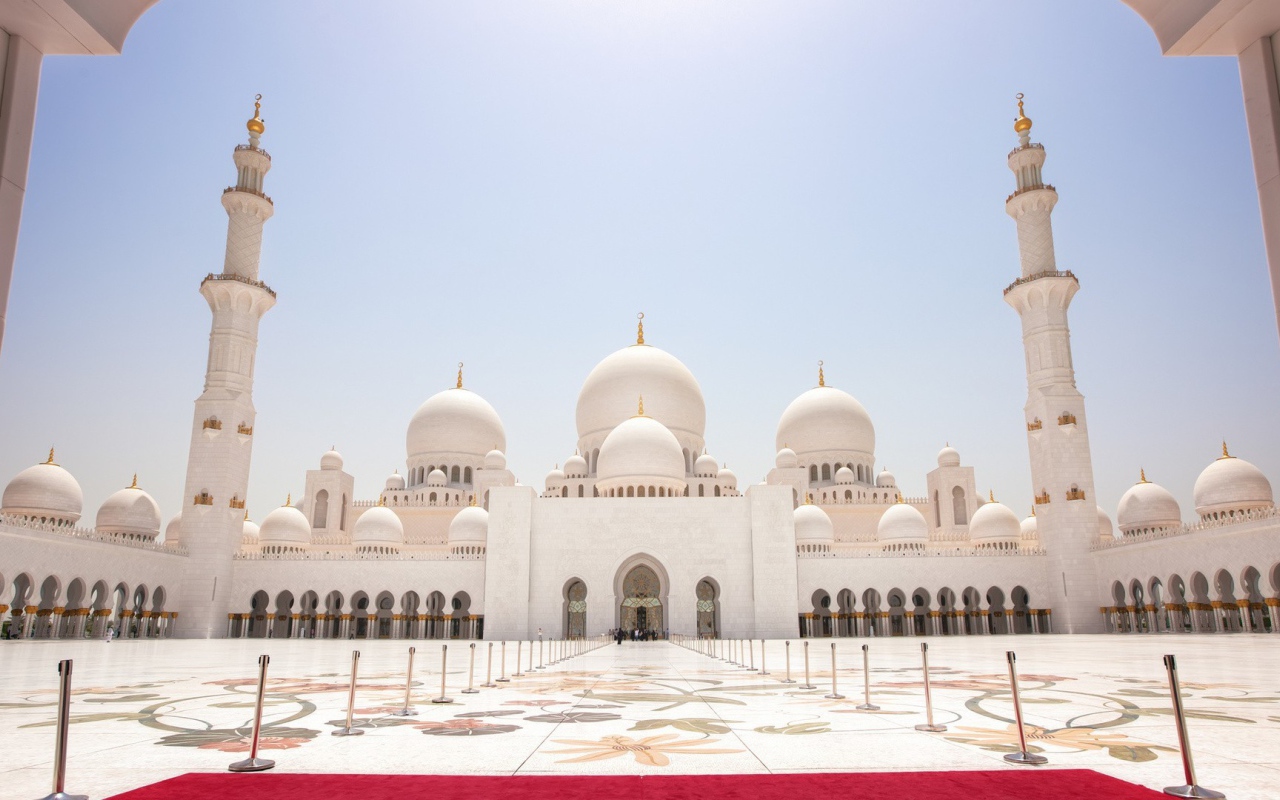 Двор белой мечети с золотыми минаретами