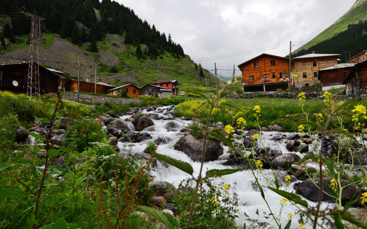 Деревня у горной реки, Турция