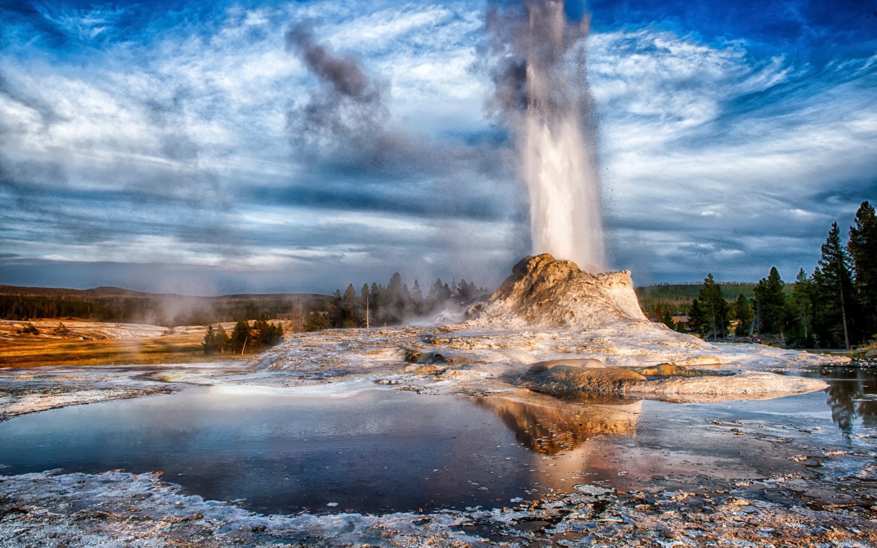 Гейзер в национальном парке в США