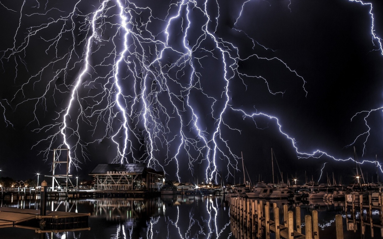 Молнии в черном небе над портом