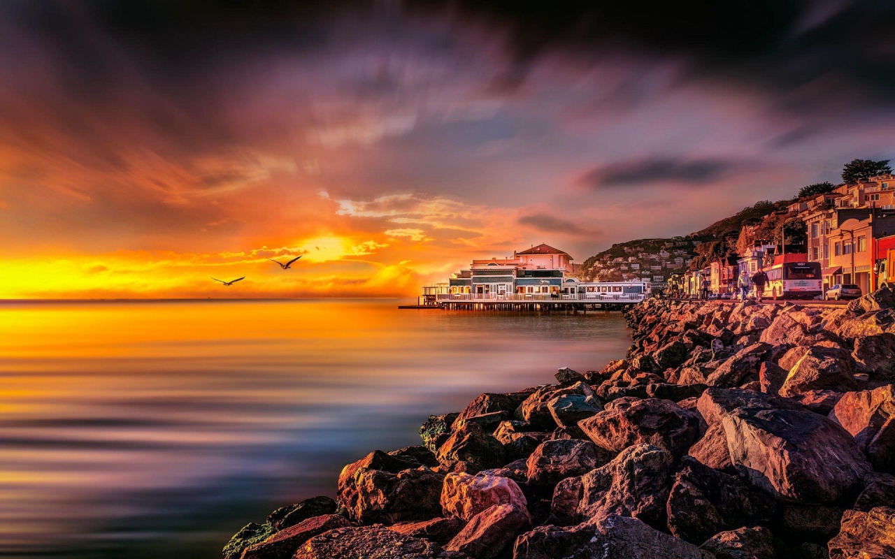 Скалистый берег на закате, Калифорния