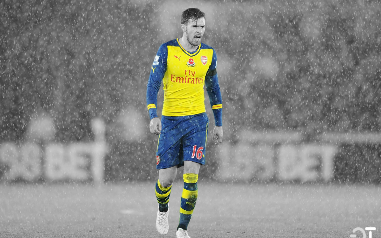 Игрок Арсенала во время дождя, футбол