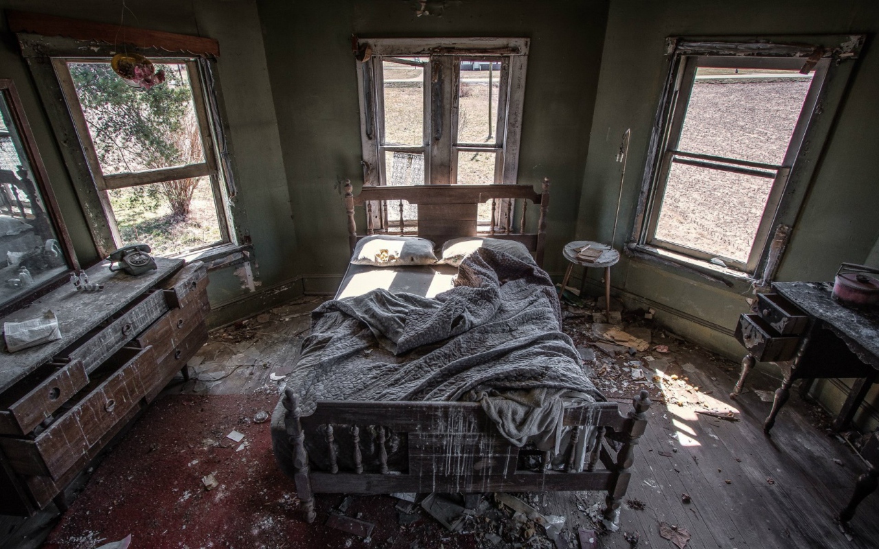 Спальня в заброшенном доме