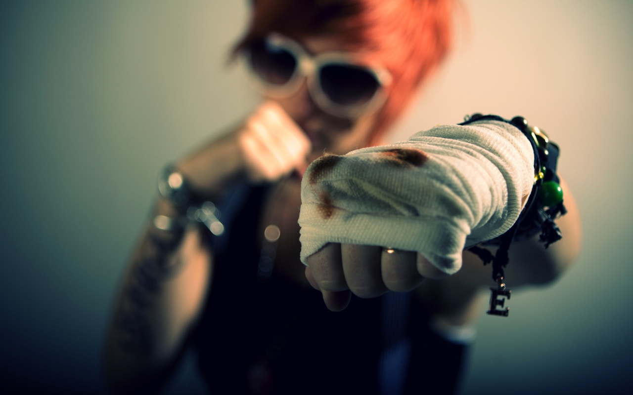 Сбитый кулак у девушки боксера