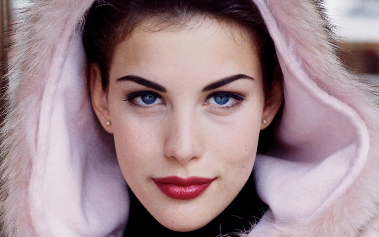 Меховая накидка на голове Лив Тайлер