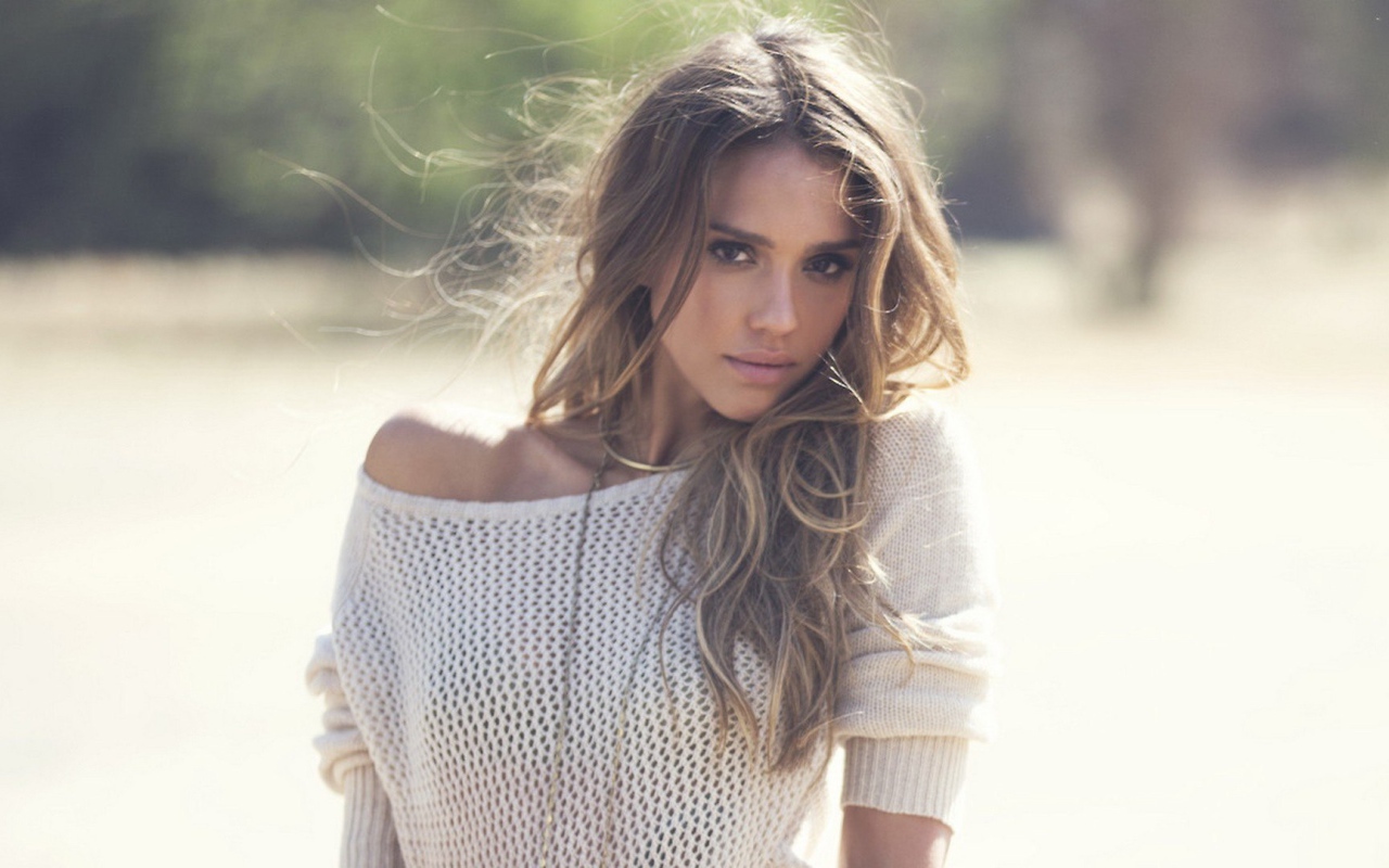 Джессика Альба в белом свитере