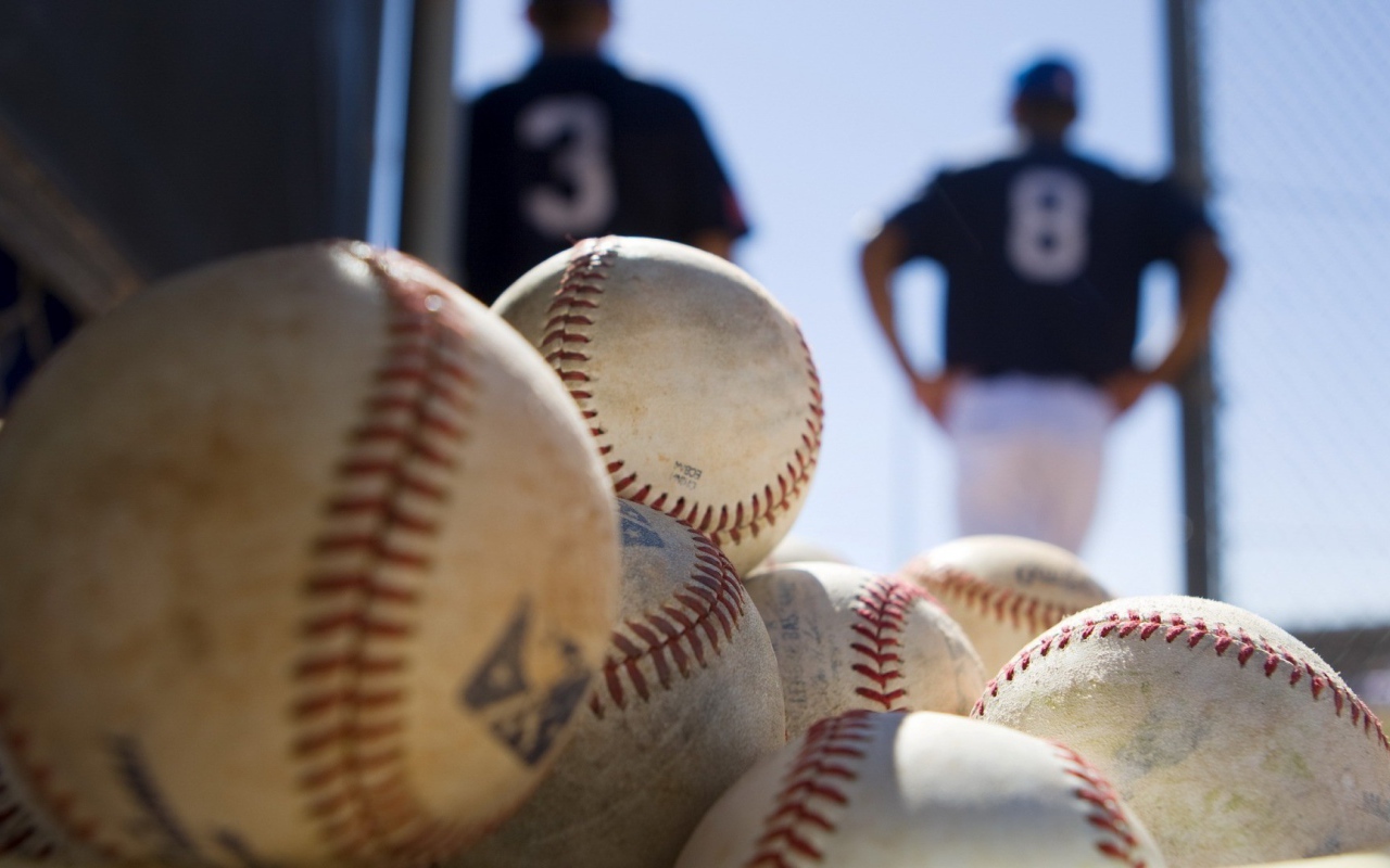 Горка мячей для бейсбола