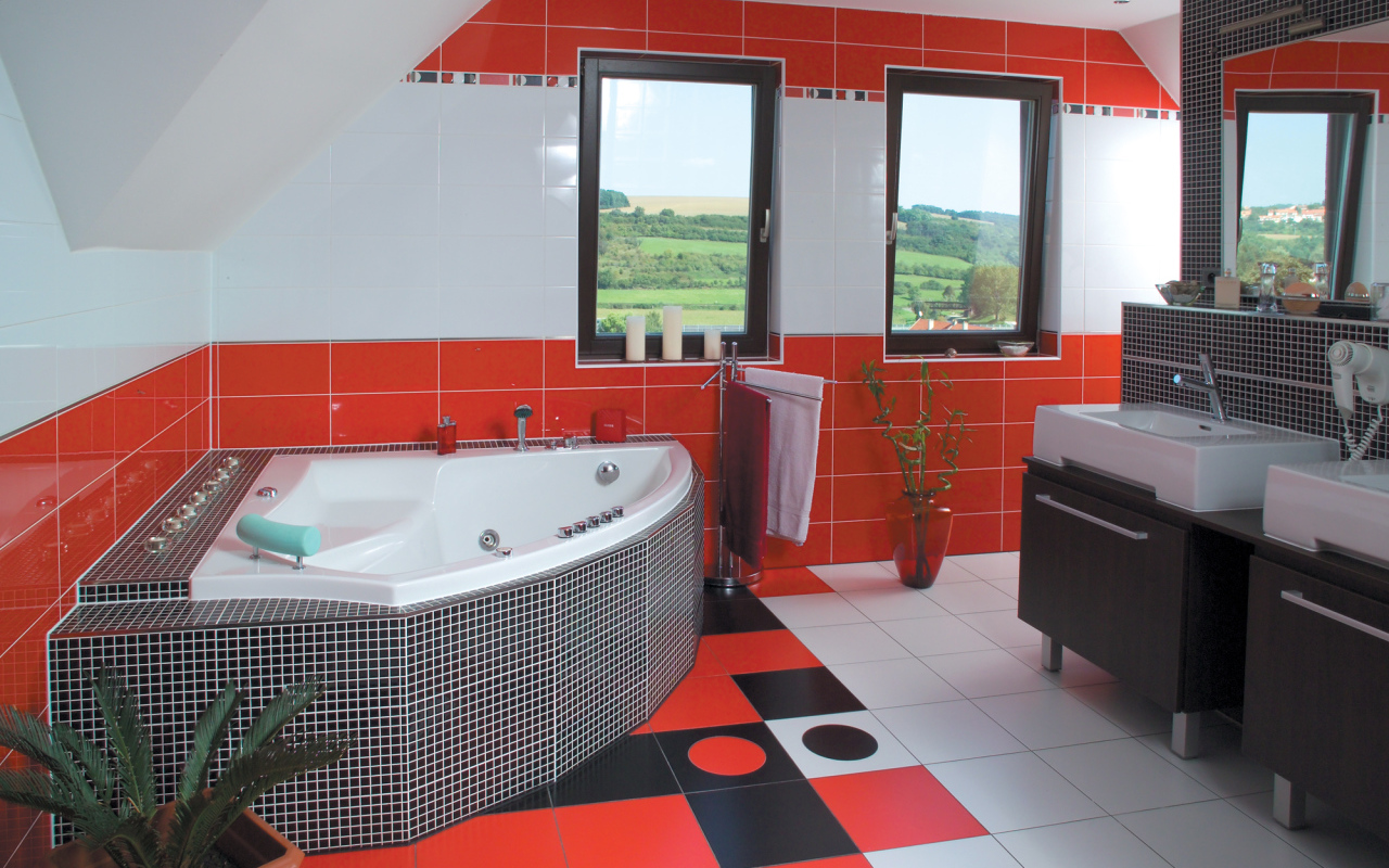 Красная плитка в ванной