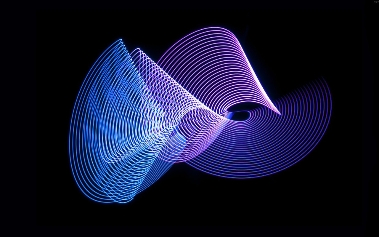 Фиолетовые абстрактные волны на черном фоне