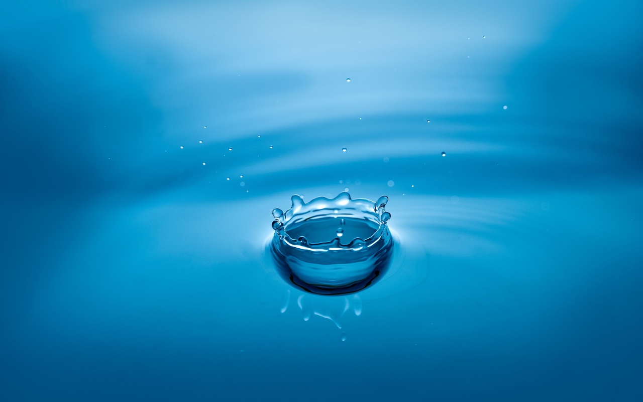 Брызги воды на голубом фоне 3д графика
