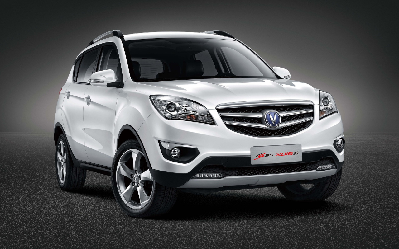 Белый китайский автомобиль Changan CS35
