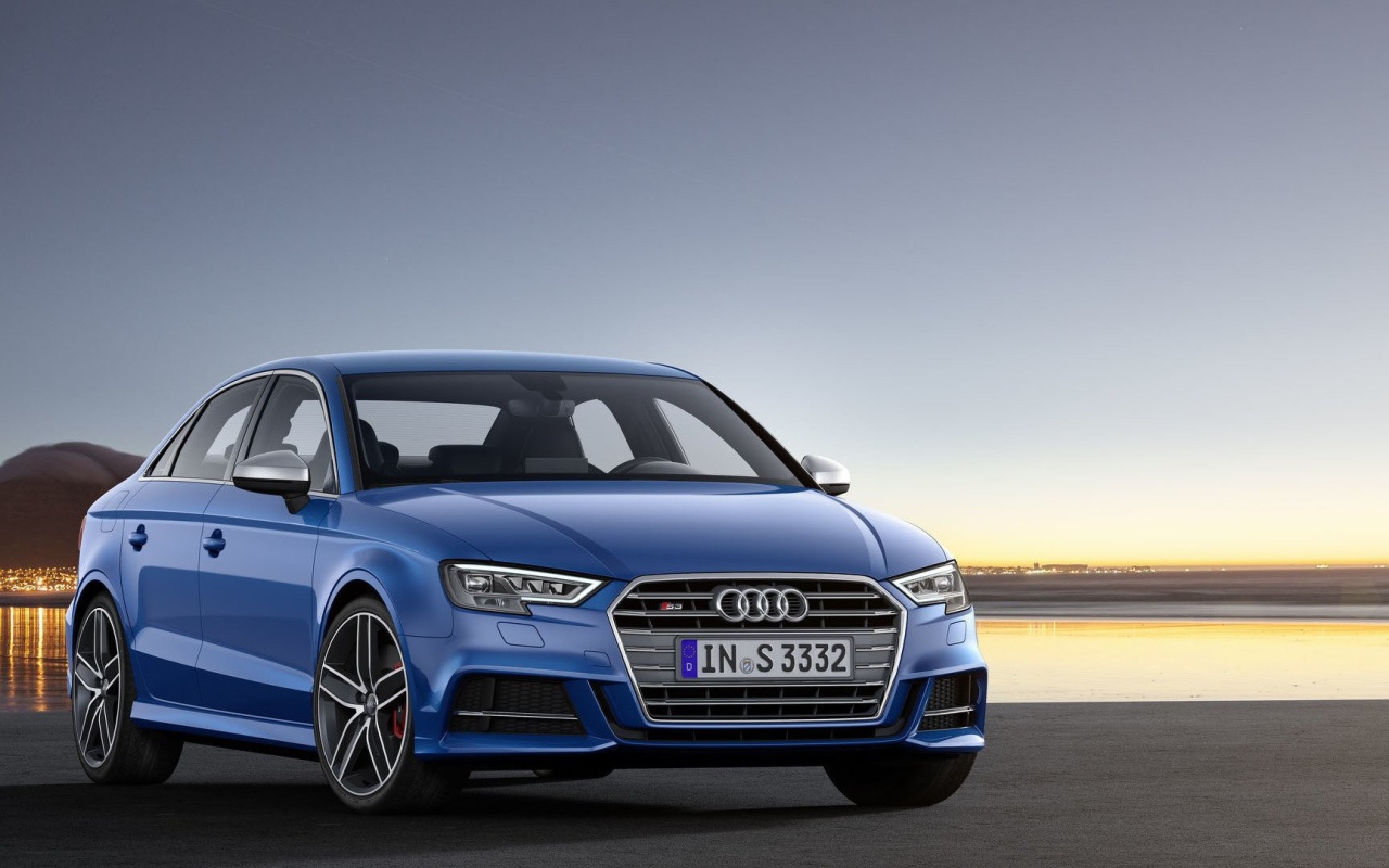 Синий Audi A3 модель 2017 года