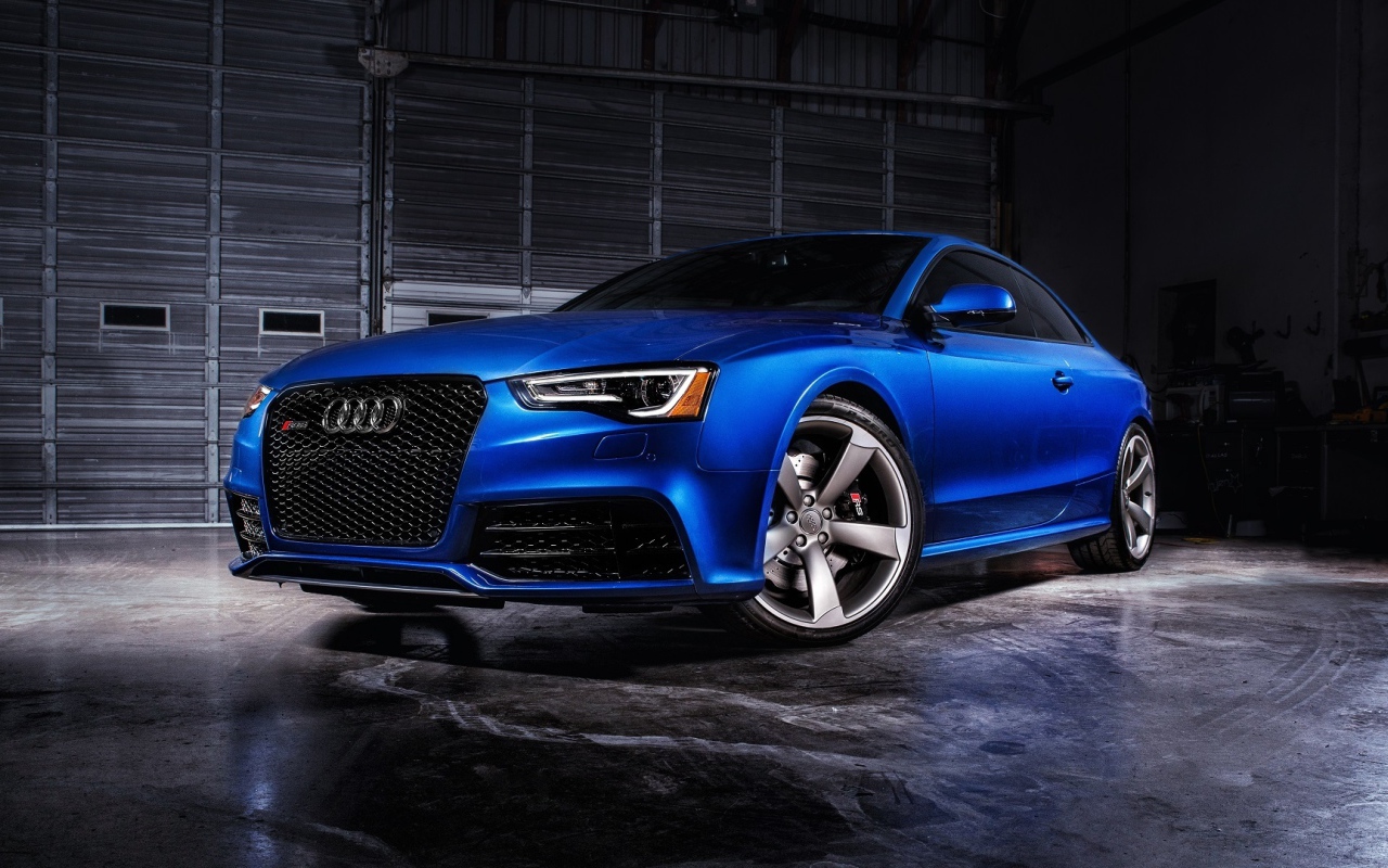 Синий спортивный автомобиль Audi RS5 