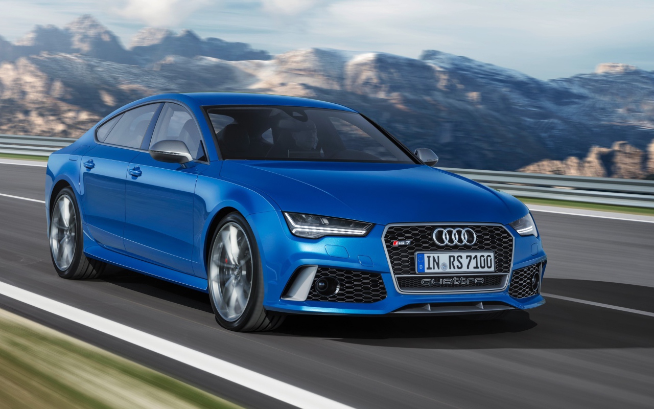 Автомобиль Audi RS7 синего цвета на трассе 