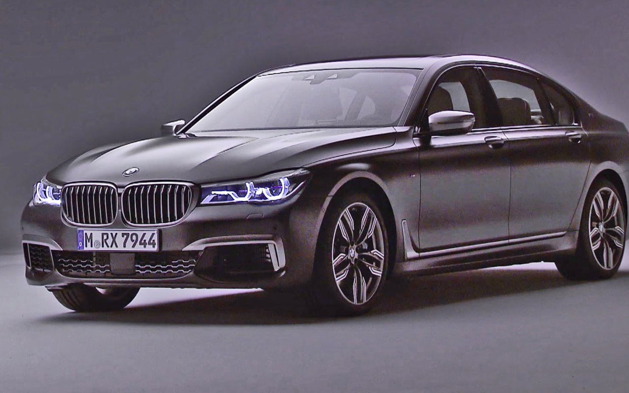 Автомобиль BMW M760Li xDrive 2017 года выпуска