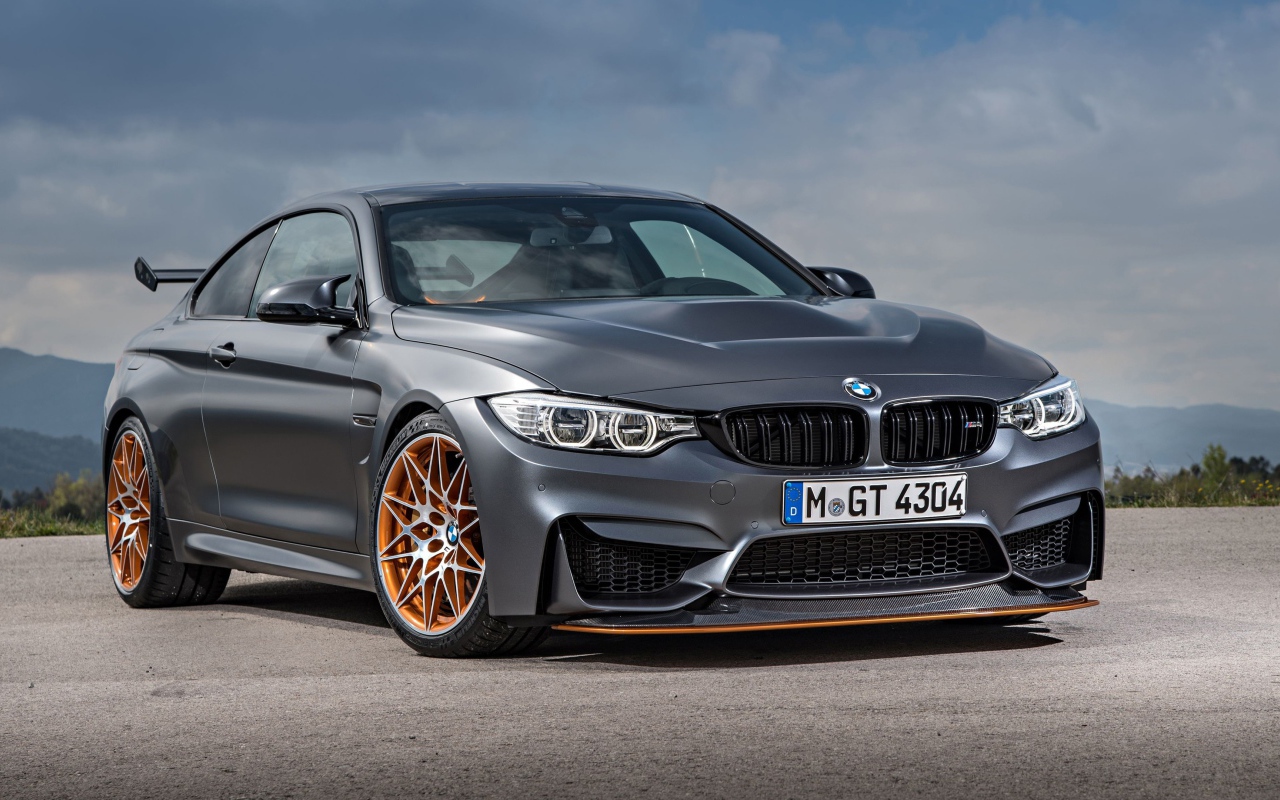 Серебристый автомобиль BMW M4 GTS, 2017 