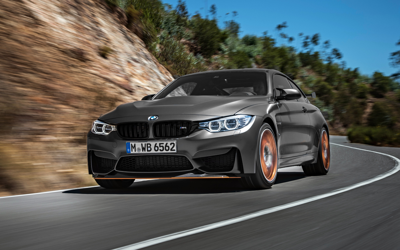 Серебристый стильный автомобиль BMW M4 на трассе 