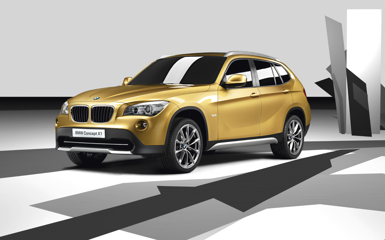 Внедорожник BMW X1 песочного цвета