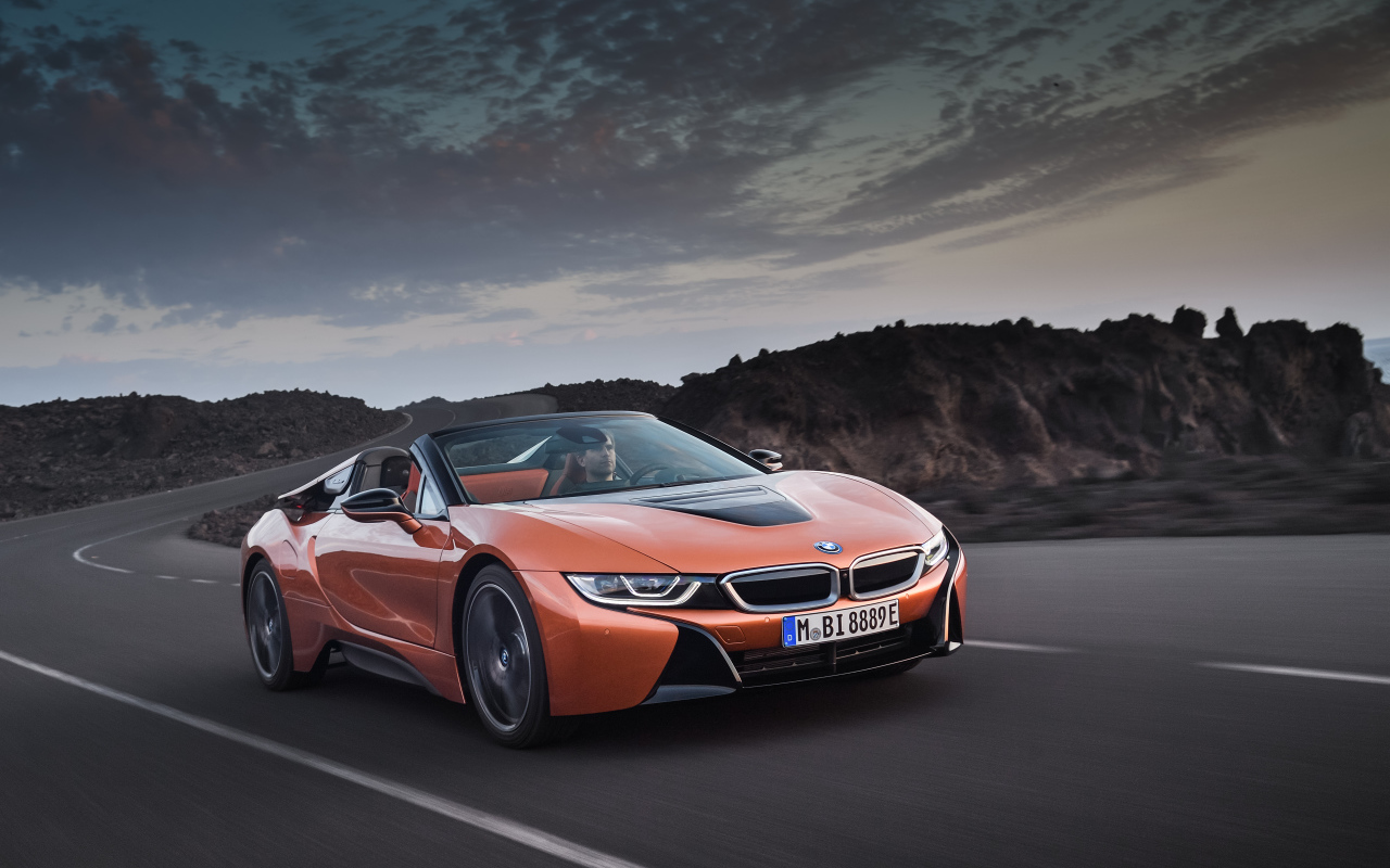Спортивный автомобиль BMW i8 Roadster, 2018 на трассе