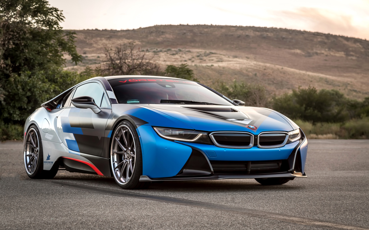 Спортивный синий автомобиль BMW i8 на дороге