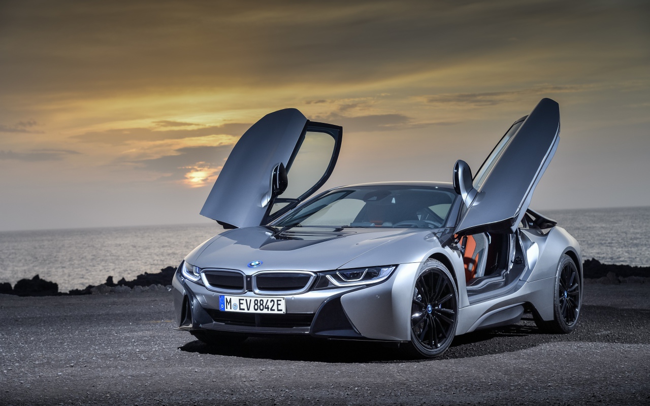 Стильный автомобиль  BMW i8 Roadster, 2018 с открытыми дверями