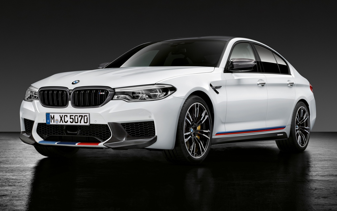 Белый автомобиль BMW M5 M Performance Parts, 2018