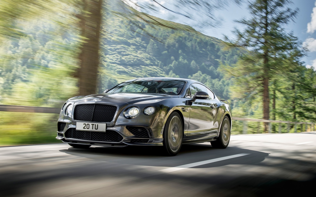 Черный стильный автомобиль Bentley Continental Gt на трассе 