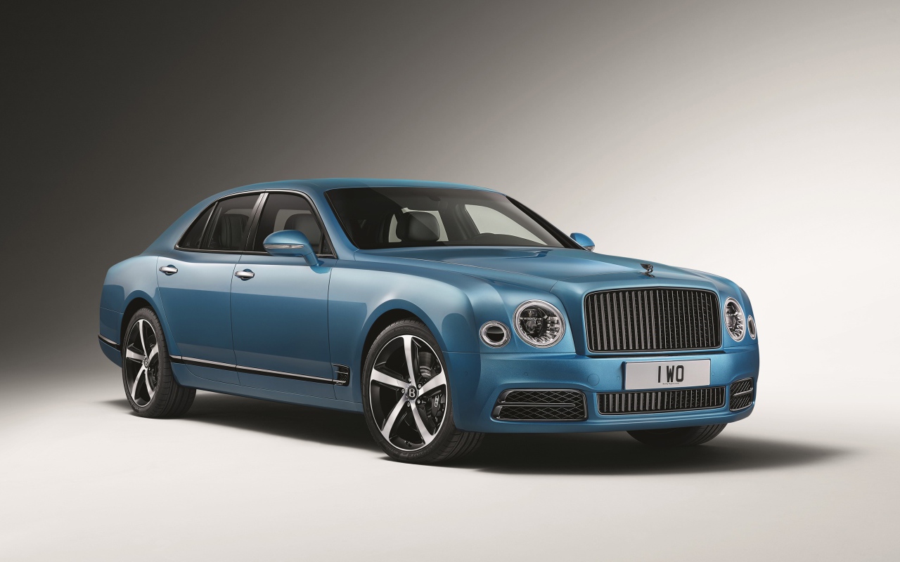 Синий автомобиль Bentley Mulsanne Speed Design Series, 2018 на сером фоне