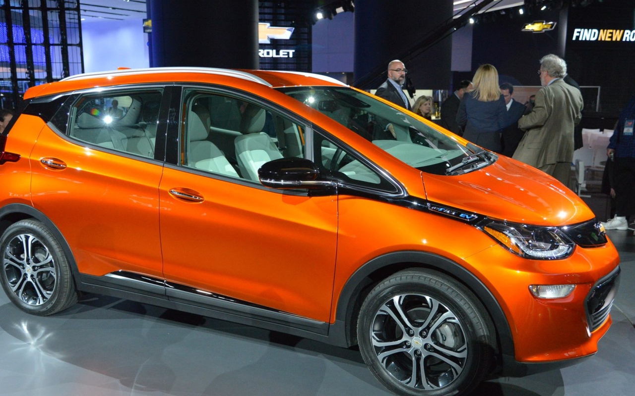 Оранжевый Chevrolet Bolt EV модель  2017 года 