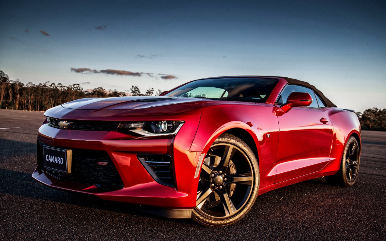 Красный стильный автомобиль Chevrolet Camaro