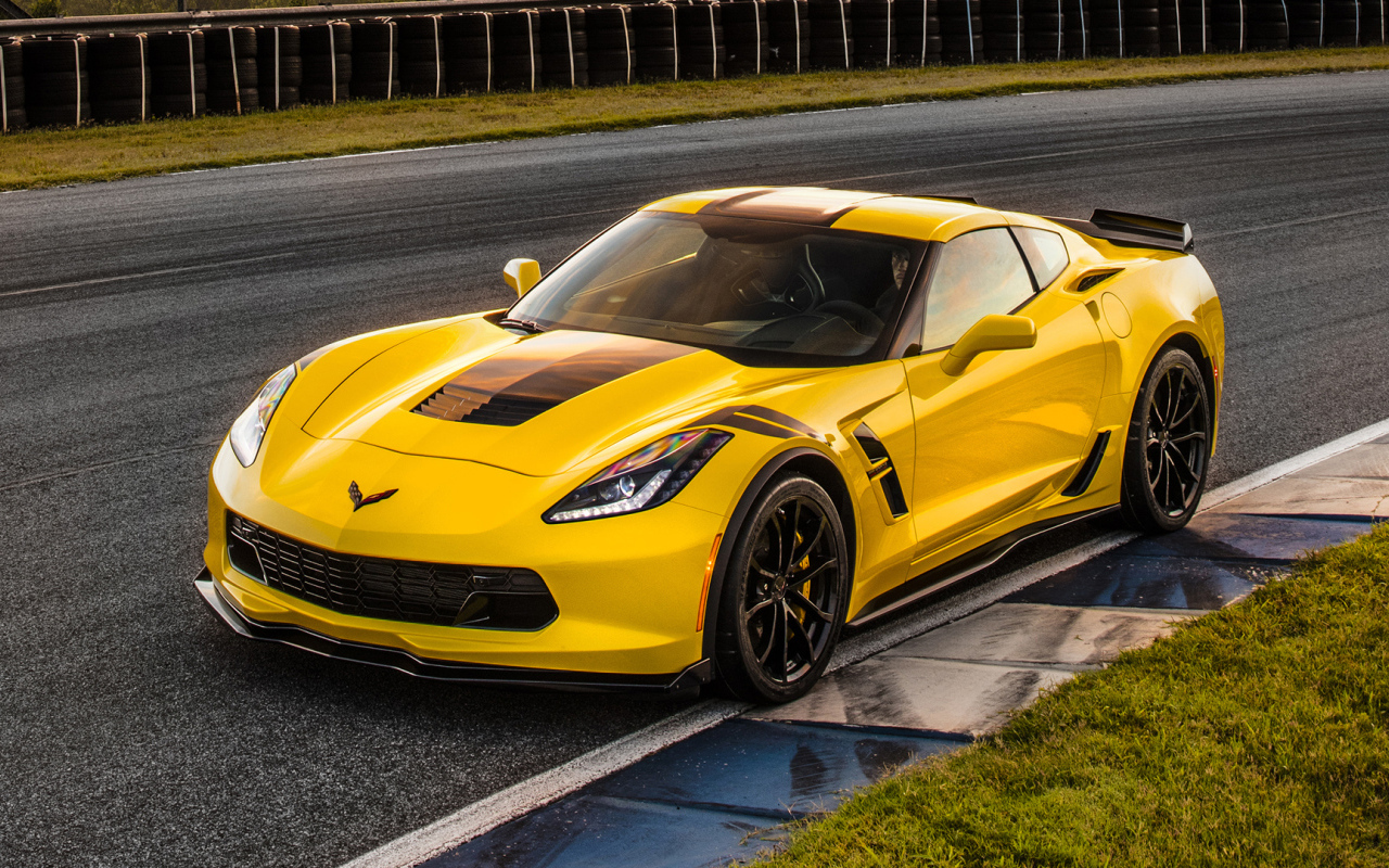 Желтый Chevrolet Corvette Grand Sport 2017 года 