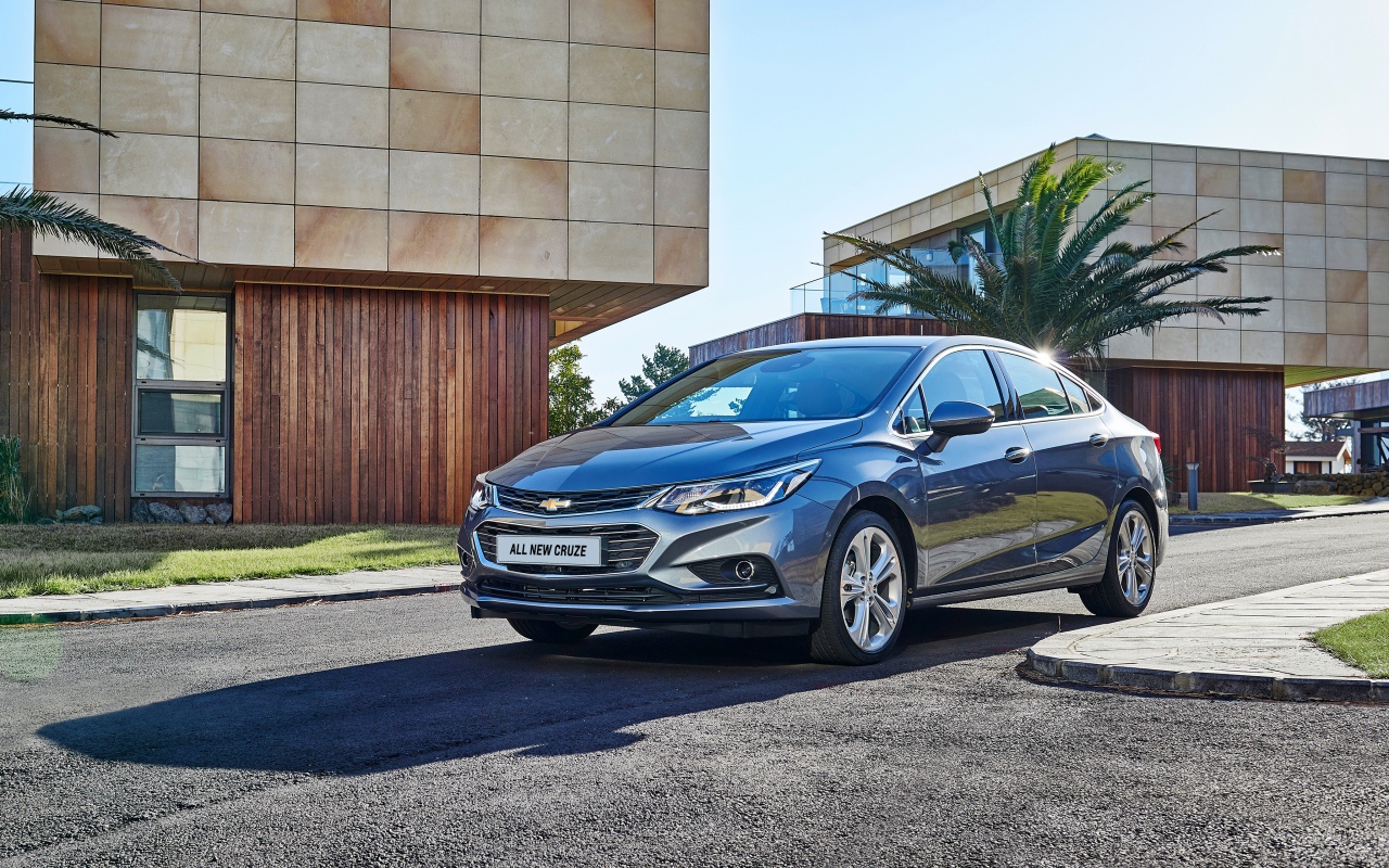 Автомобиль Chevrolet Cruze серебристого цвета 