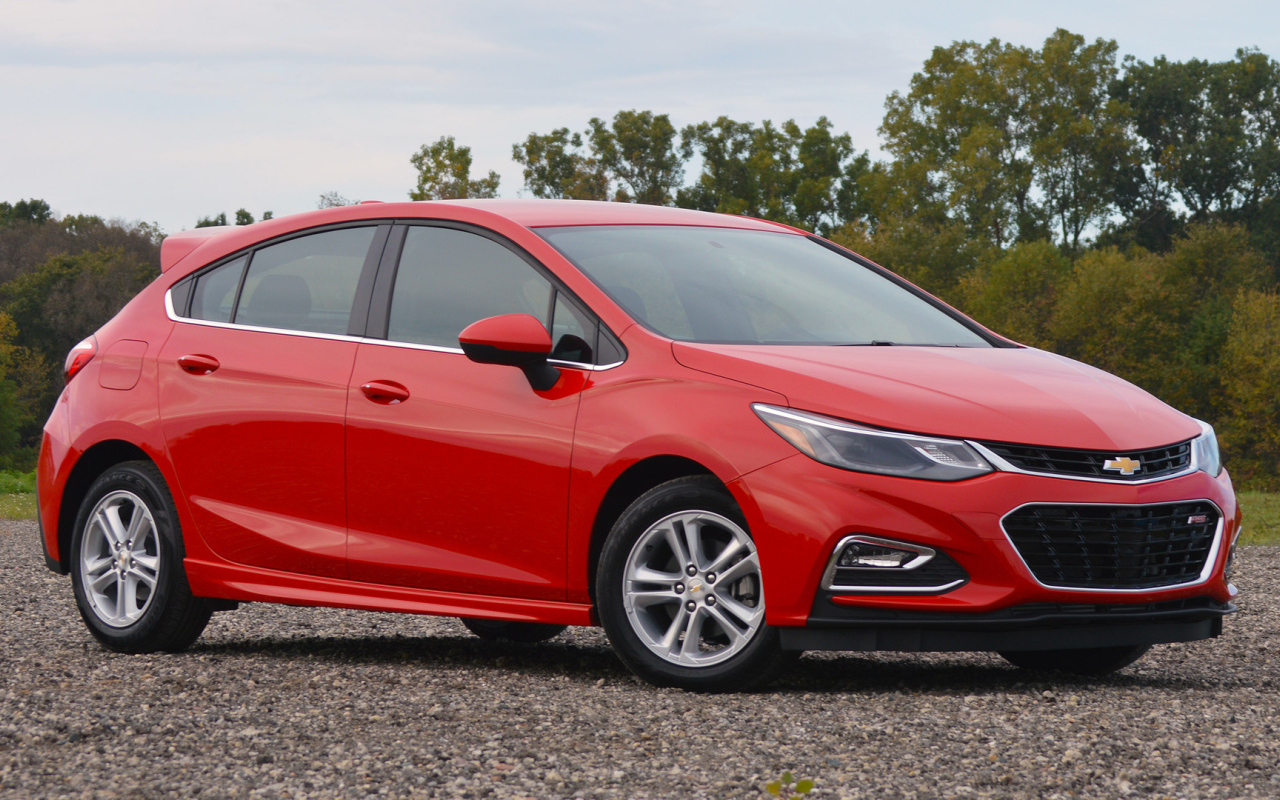 Красный Chevrolet Cruze Hatchback 2017 года 