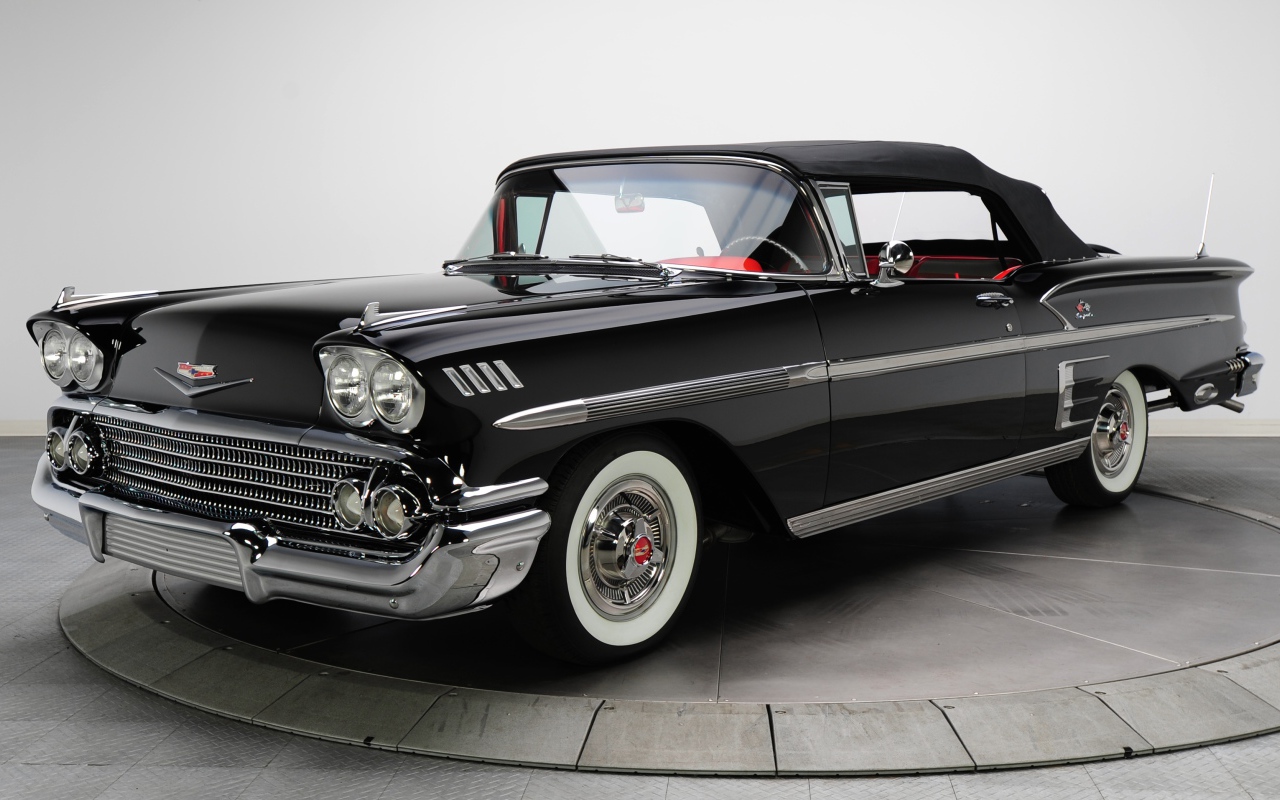 Черный ретро автомобиль Chevrolet Impala Convertible 1958