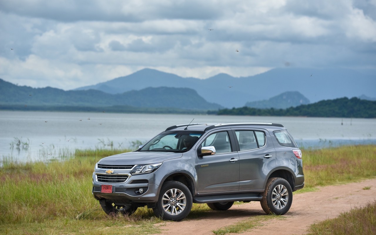 Серый автомобиль Chevrolet TrailBlazer, 2017 на фоне гор 