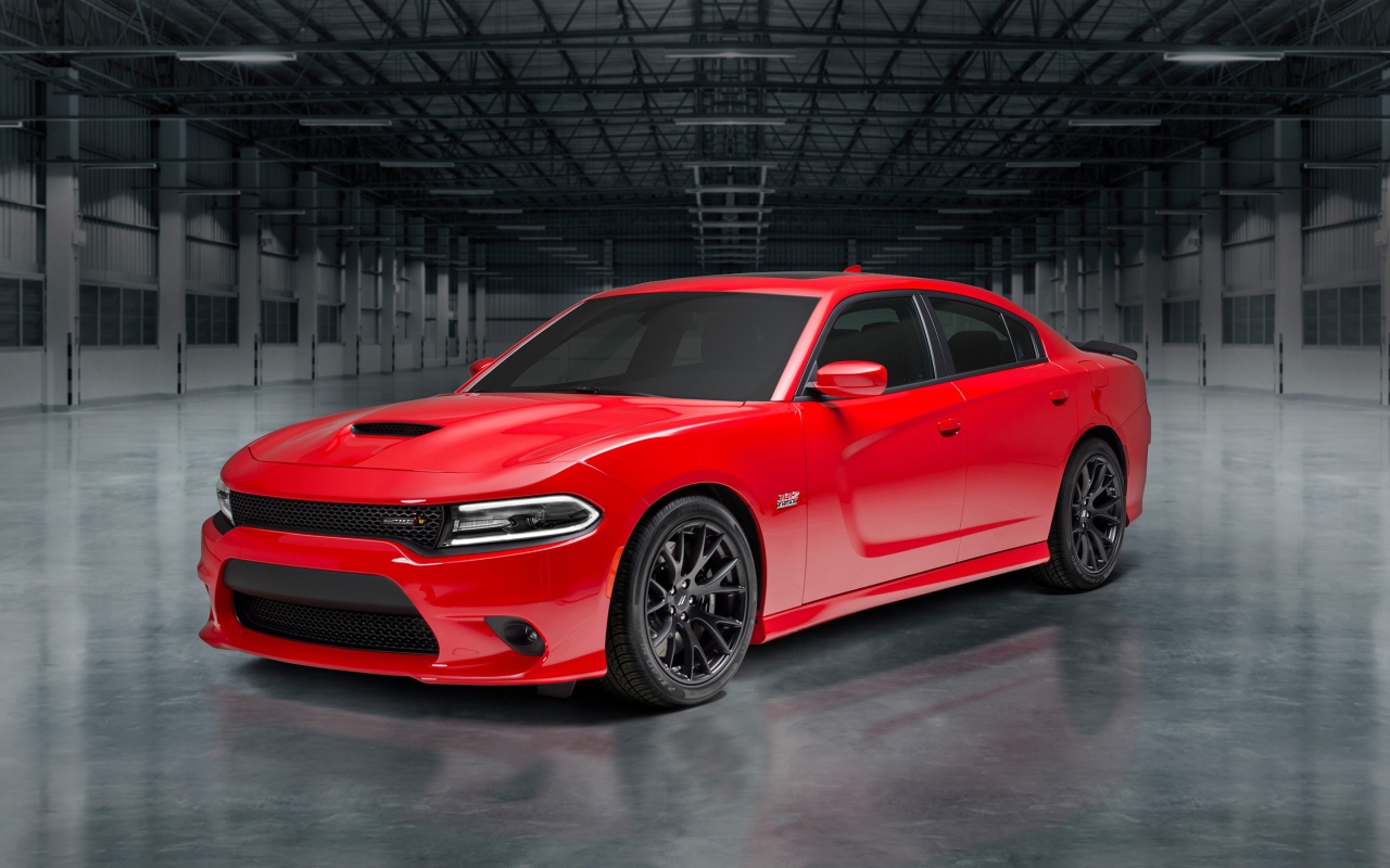 Красный спортивный автомобиль Dodge Charger, 2018 в гараже