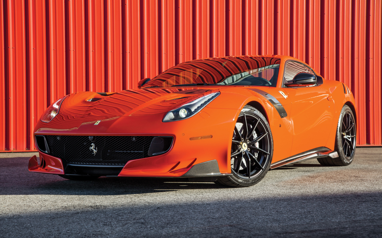 Оранжевый спортивный автомобиль Ferrari F12tdf, 2017
