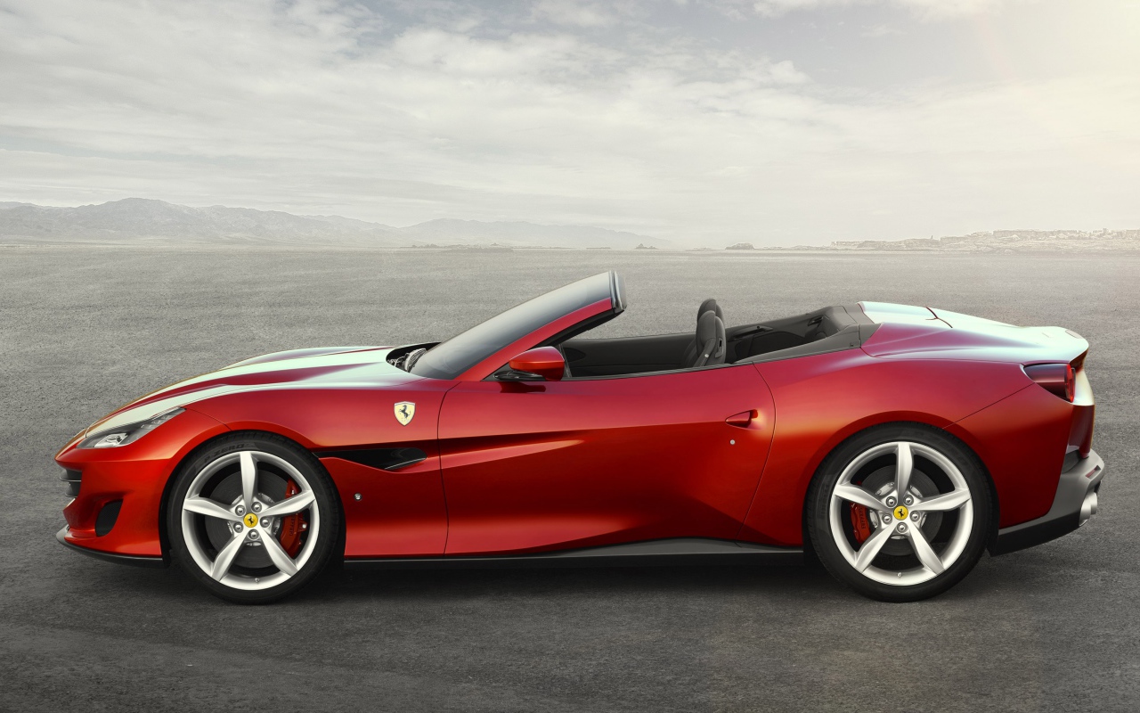Красный спортивный автомобиль Ferrari Portofino, 2018