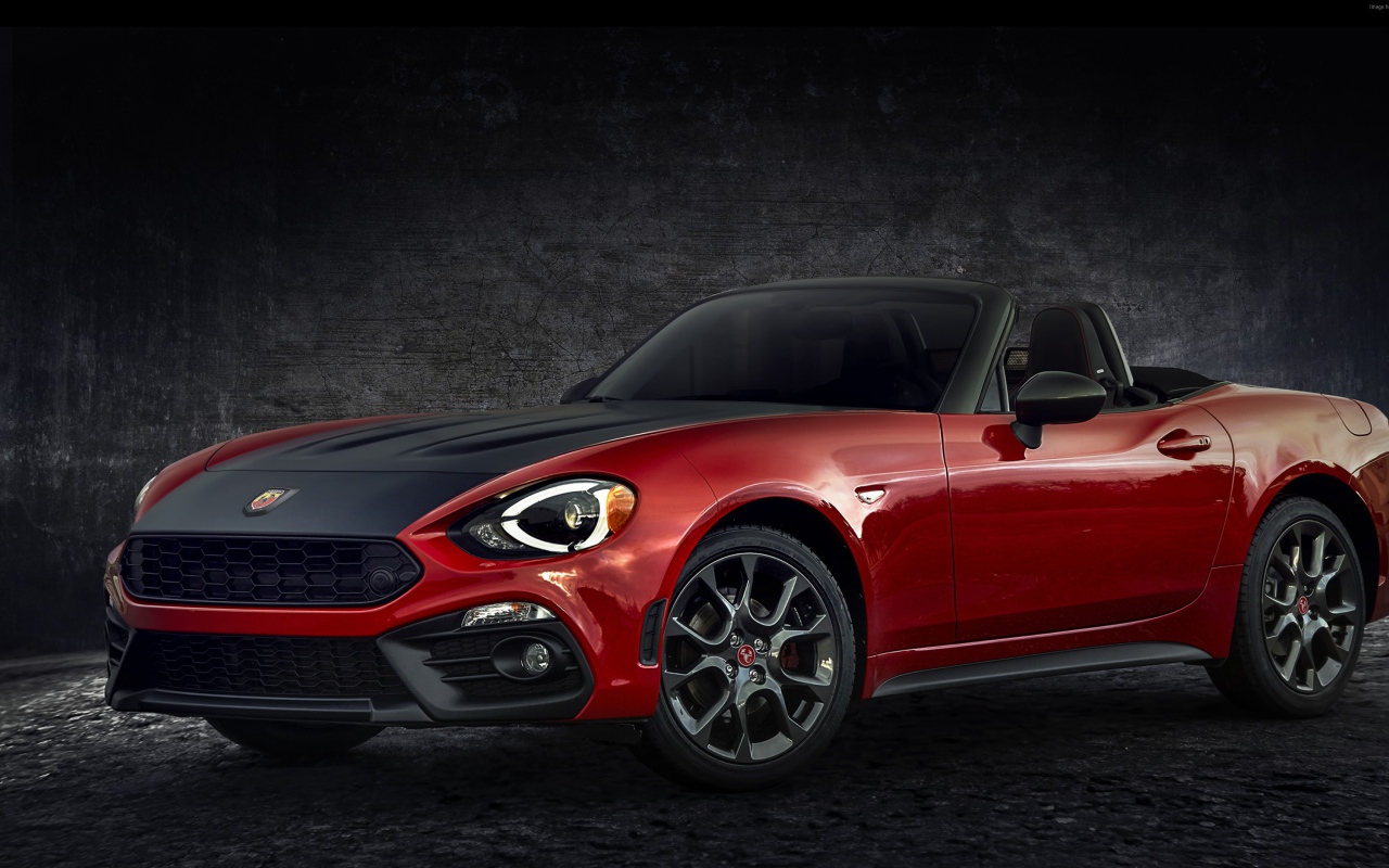 Красный кабриолет Fiat 124 Spider Abarth, 2017