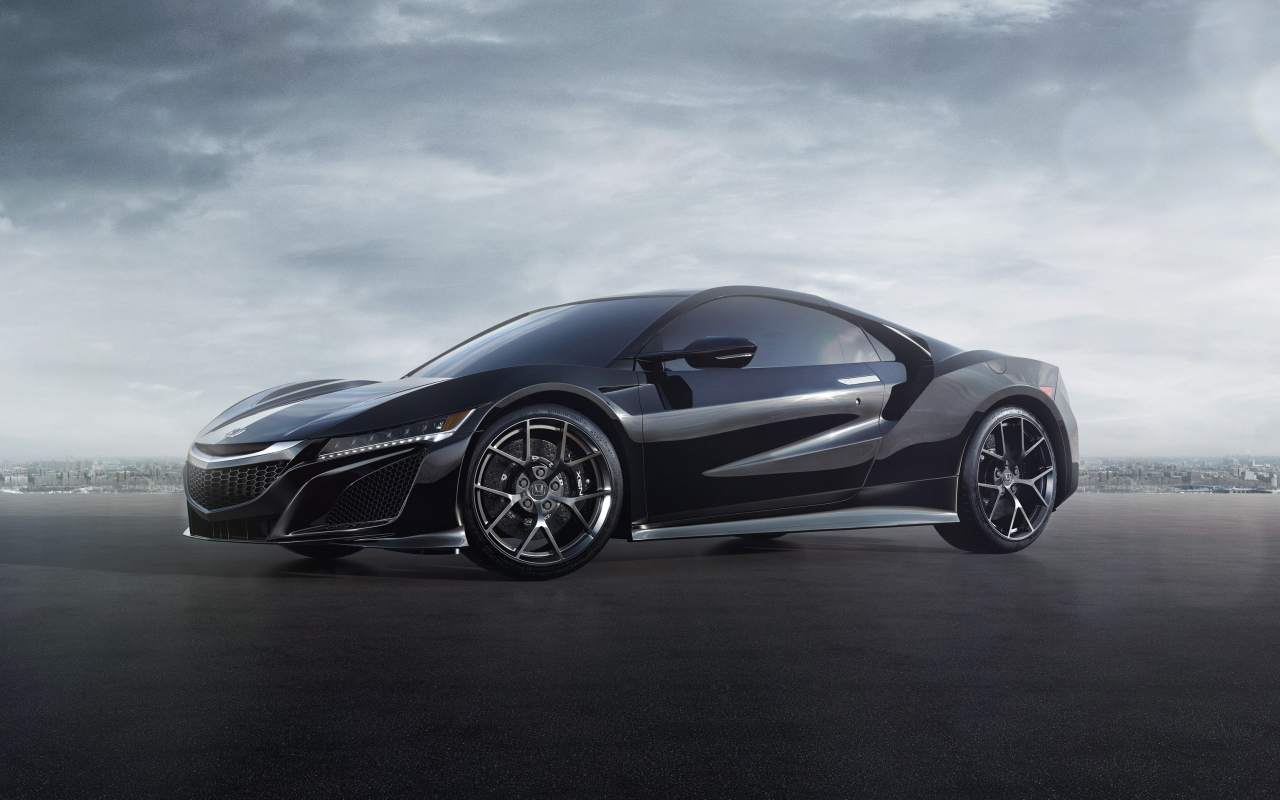 Черный спортивный автомобиль Honda NSX под пасмурным небом